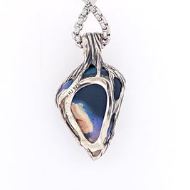 Ægte solid opal fra vores egen mine i Lightning Ridge, Australien. Opalen er indfattet i rustikt sterling sølv. De krogede rustikke grene af sterling sølv holder opalen på plads.