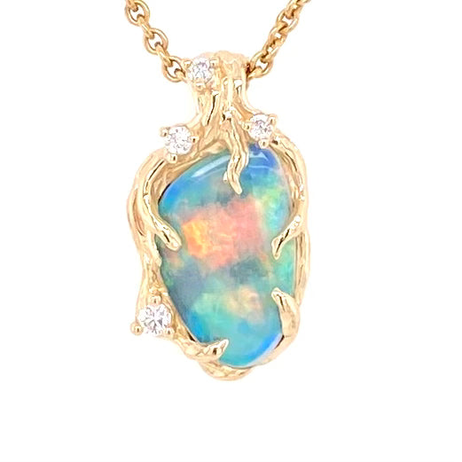 Ægte solid crystal opal fra Australien indfattet i 14 karat guld. De krogede rustikke grene af 14 karat guld holder opalen på plads. Opalen vejer 1,41 ct. Smykket har i alt 4 brillianter: 1x 0,02 ct., 1x 0,03 ct. og 2x 0,015 ct. i W/SI.