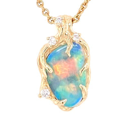 Ægte solid crystal opal fra Australien indfattet i 14 karat guld. De krogede rustikke grene af 14 karat guld holder opalen på plads. Opalen vejer 1,41 ct. Smykket har i alt 4 brillianter: 1x 0,02 ct., 1x 0,03 ct. og 2x 0,015 ct. i W/SI.