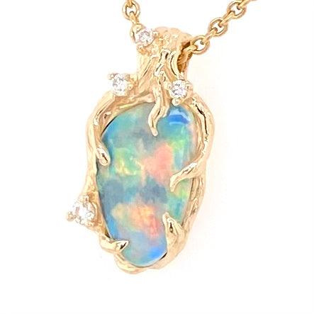 Ægte solid crystal opal fra Australien indfattet i 14 karat guld. De krogede rustikke grene af 14 karat guld holder opalen på plads. Opalen vejer 1,41 ct. Smykket har i alt 4 brillianter: 1x 0,02 ct., 1x 0,03 ct. og 2x 0,015 ct. i W/SI.