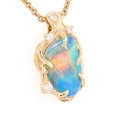 Ægte solid crystal opal fra Australien indfattet i 14 karat guld. De krogede rustikke grene af 14 karat guld holder opalen på plads. Opalen vejer 1,41 ct. Smykket har i alt 4 brillianter: 1x 0,02 ct., 1x 0,03 ct. og 2x 0,015 ct. i W/SI.