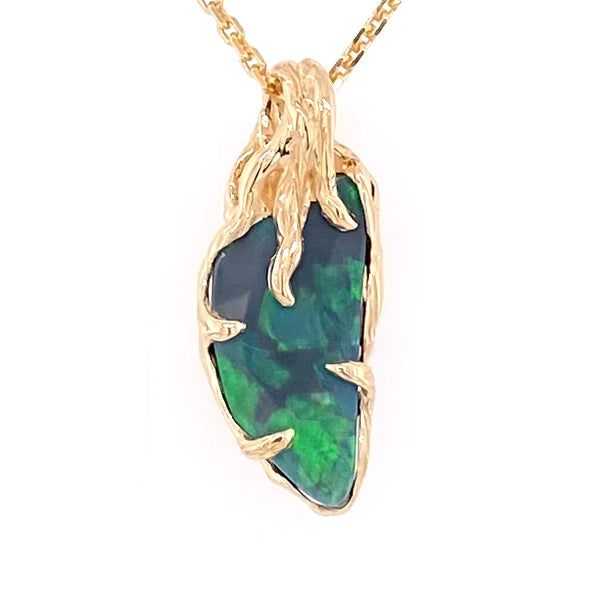 Vedhæng med en ægte solid opal fra vores egen mine i Lightning Ridge, Australien. Indfattet i 14 karat rustikt guld. De krogede rustikke grene af 14 karat guld holder opalen på plads. Opalen vejer 3,81 ct, og bodytone er N3.