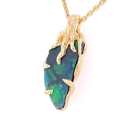 Vedhæng med en ægte solid opal fra vores egen mine i Lightning Ridge, Australien. Indfattet i 14 karat rustikt guld. De krogede rustikke grene af 14 karat guld holder opalen på plads. Opalen vejer 3,81 ct, og bodytone er N3.