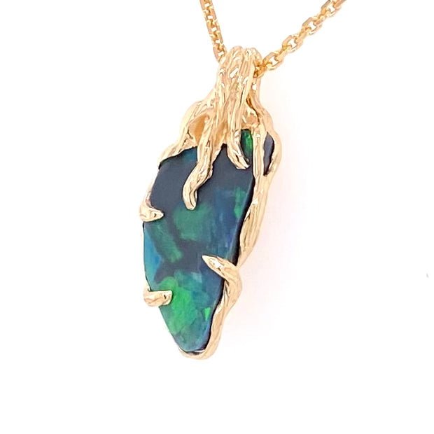 Vedhæng med en ægte solid opal fra vores egen mine i Lightning Ridge, Australien. Indfattet i 14 karat rustikt guld. De krogede rustikke grene af 14 karat guld holder opalen på plads. Opalen vejer 3,81 ct, og bodytone er N3.