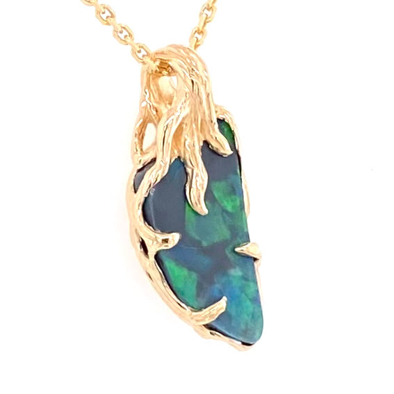 Vedhæng med en ægte solid opal fra vores egen mine i Lightning Ridge, Australien. Indfattet i 14 karat rustikt guld. De krogede rustikke grene af 14 karat guld holder opalen på plads. Opalen vejer 3,81 ct, og bodytone er N3.