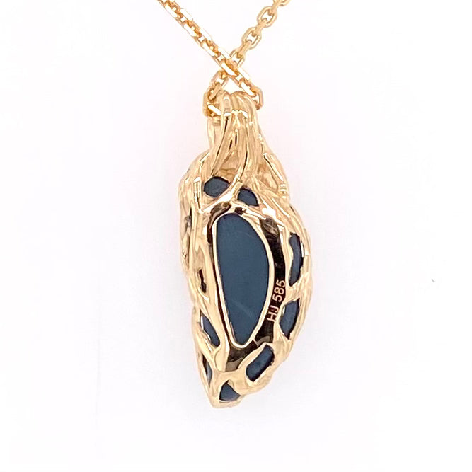 Vedhæng med en ægte solid opal fra vores egen mine i Lightning Ridge, Australien. Indfattet i 14 karat rustikt guld. De krogede rustikke grene af 14 karat guld holder opalen på plads. Opalen vejer 3,81 ct, og bodytone er N3.