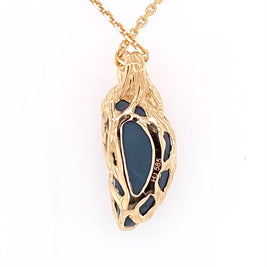 Vedhæng med en ægte solid opal fra vores egen mine i Lightning Ridge, Australien. Indfattet i 14 karat rustikt guld. De krogede rustikke grene af 14 karat guld holder opalen på plads. Opalen vejer 3,81 ct, og bodytone er N3.