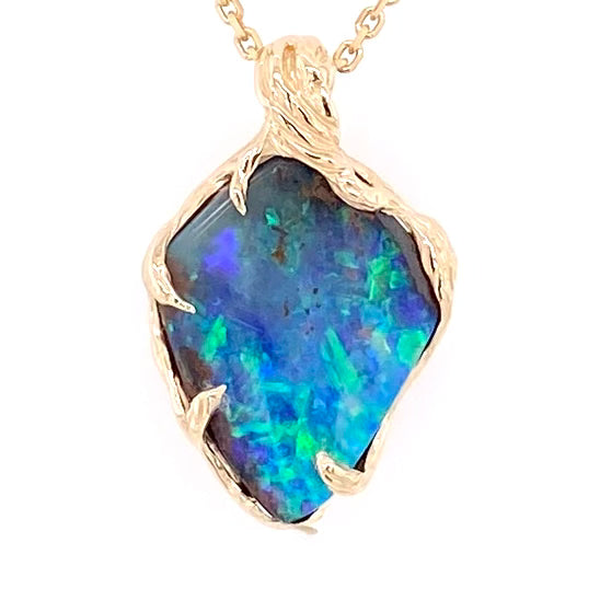 Vedhæng med en ægte solid boulder opal fra Australien indfattet i 14 karat rustikt guld. De krogede rustikke grene af 14 karat guld holder opalen på plads.