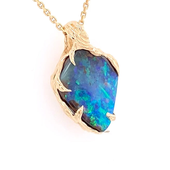 Vedhæng med en ægte solid boulder opal fra Australien indfattet i 14 karat rustikt guld. De krogede rustikke grene af 14 karat guld holder opalen på plads.
