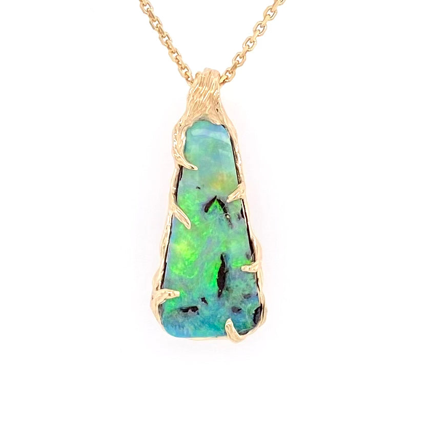 Vedhæng med en ægte solid boulder opal fra Australien indfattet i 14 karat rustikt guld. De krogede rustikke grene af 14 karat guld holder opalen på plads.