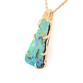 Vedhæng med en ægte solid boulder opal fra Australien indfattet i 14 karat rustikt guld. De krogede rustikke grene af 14 karat guld holder opalen på plads.