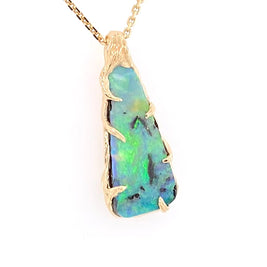 Vedhæng med en ægte solid boulder opal fra Australien indfattet i 14 karat rustikt guld. De krogede rustikke grene af 14 karat guld holder opalen på plads.