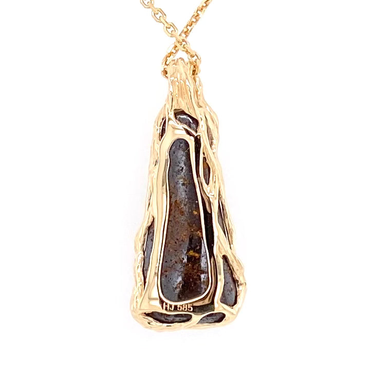 Vedhæng med en ægte solid boulder opal fra Australien indfattet i 14 karat rustikt guld. De krogede rustikke grene af 14 karat guld holder opalen på plads.