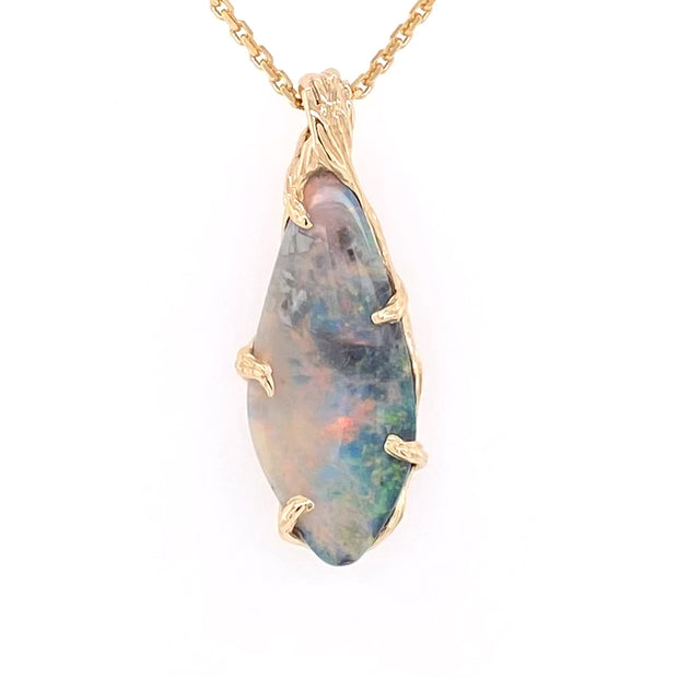 Vedhæng med en ægtesolid opal fra vores egen mine i Lightning Ridge, Australien. Indfattet i 14 karat rustikt guld. De krogede rustikke grene af 14 karat guld holder opalen på plads. Opalen vejer 4,09 ct.