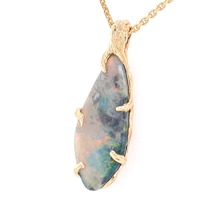 Vedhæng med en ægtesolid opal fra vores egen mine i Lightning Ridge, Australien. Indfattet i 14 karat rustikt guld. De krogede rustikke grene af 14 karat guld holder opalen på plads. Opalen vejer 4,09 ct.