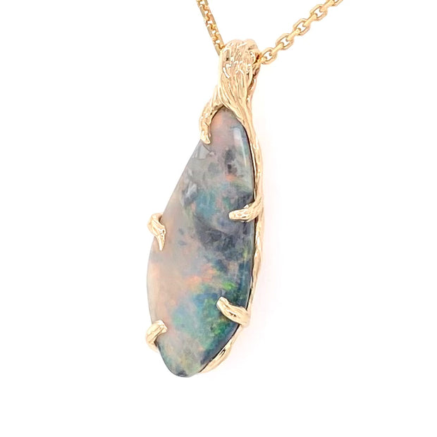Vedhæng med en ægtesolid opal fra vores egen mine i Lightning Ridge, Australien. Indfattet i 14 karat rustikt guld. De krogede rustikke grene af 14 karat guld holder opalen på plads. Opalen vejer 4,09 ct.