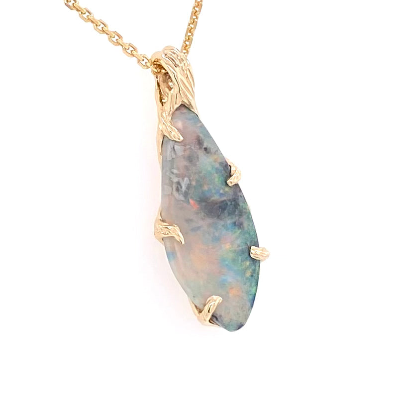 Vedhæng med en ægtesolid opal fra vores egen mine i Lightning Ridge, Australien. Indfattet i 14 karat rustikt guld. De krogede rustikke grene af 14 karat guld holder opalen på plads. Opalen vejer 4,09 ct.