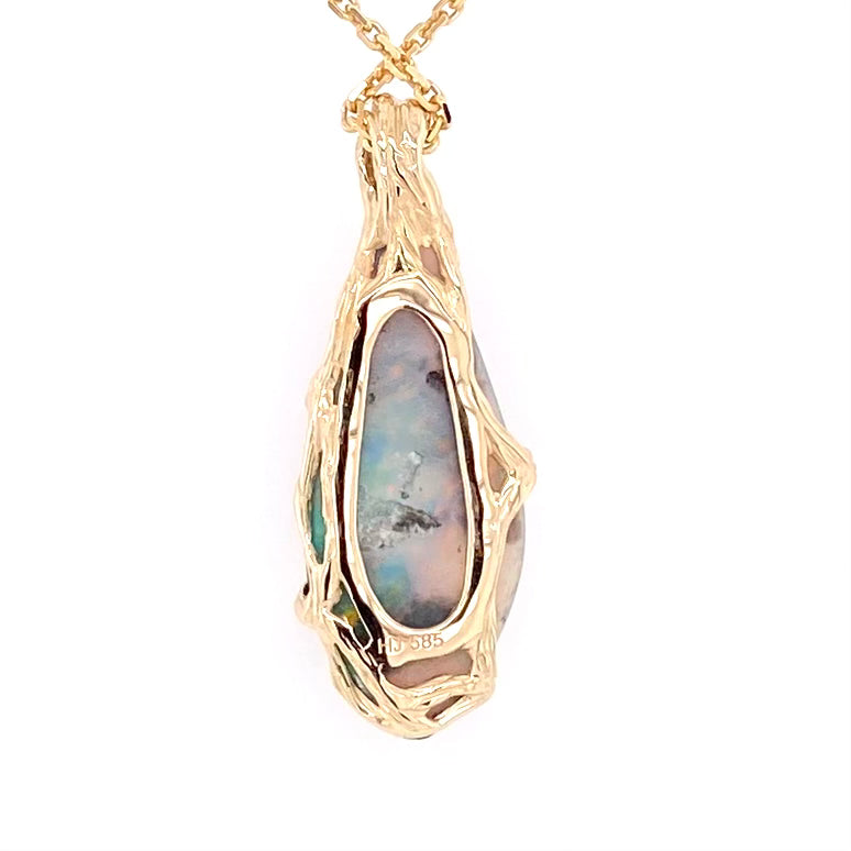 Vedhæng med en ægtesolid opal fra vores egen mine i Lightning Ridge, Australien. Indfattet i 14 karat rustikt guld. De krogede rustikke grene af 14 karat guld holder opalen på plads. Opalen vejer 4,09 ct.