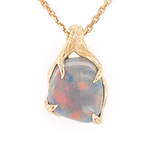 Vedhæng med en ægte solid crystal opal fra vores egen mine i Lightning Ridge, Australien. Indfattet i 14 karat rustikt guld. De krogede rustikke grene af 14 karat guld holder opalen på plads. Opalen vejer 2,38 ct., og har N5 bodytone.