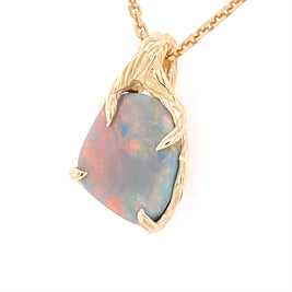 Vedhæng med en ægte solid crystal opal fra vores egen mine i Lightning Ridge, Australien. Indfattet i 14 karat rustikt guld. De krogede rustikke grene af 14 karat guld holder opalen på plads. Opalen vejer 2,38 ct., og har N5 bodytone.