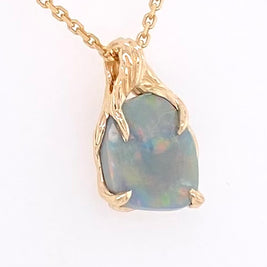 Vedhæng med en ægte solid crystal opal fra vores egen mine i Lightning Ridge, Australien. Indfattet i 14 karat rustikt guld. De krogede rustikke grene af 14 karat guld holder opalen på plads. Opalen vejer 2,38 ct., og har N5 bodytone.