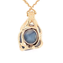 Vedhæng med en ægte solid crystal opal fra vores egen mine i Lightning Ridge, Australien. Indfattet i 14 karat rustikt guld. De krogede rustikke grene af 14 karat guld holder opalen på plads. Opalen vejer 2,38 ct., og har N5 bodytone.