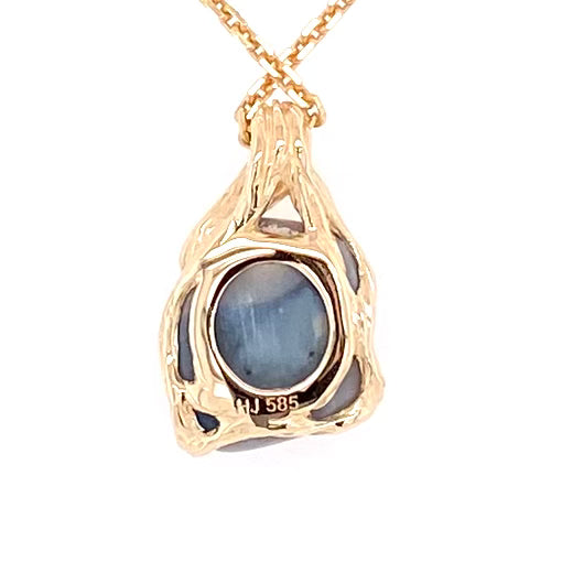 Vedhæng med en ægte solid crystal opal fra vores egen mine i Lightning Ridge, Australien. Indfattet i 14 karat rustikt guld. De krogede rustikke grene af 14 karat guld holder opalen på plads. Opalen vejer 2,38 ct., og har N5 bodytone.