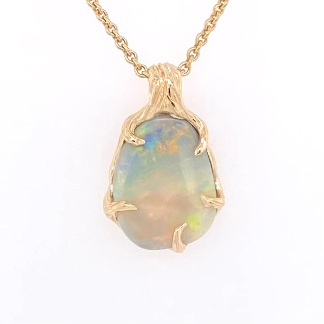 Vedhæng med en ægte solid crystal opal fra vores egen mine i Lightning Ridge, Australien. Indfattet i 14 karat rustikt guld. De krogede rustikke grene af 14 karat guld holder opalen på plads. Opalen vejer 3,20 ct., og har N7 bodytone.