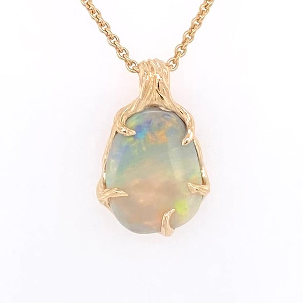 Vedhæng med en ægte solid crystal opal fra vores egen mine i Lightning Ridge, Australien. Indfattet i 14 karat rustikt guld. De krogede rustikke grene af 14 karat guld holder opalen på plads. Opalen vejer 3,20 ct., og har N7 bodytone.