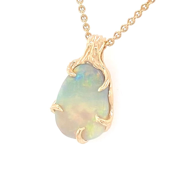 Vedhæng med en ægte solid crystal opal fra vores egen mine i Lightning Ridge, Australien. Indfattet i 14 karat rustikt guld. De krogede rustikke grene af 14 karat guld holder opalen på plads. Opalen vejer 3,20 ct., og har N7 bodytone.