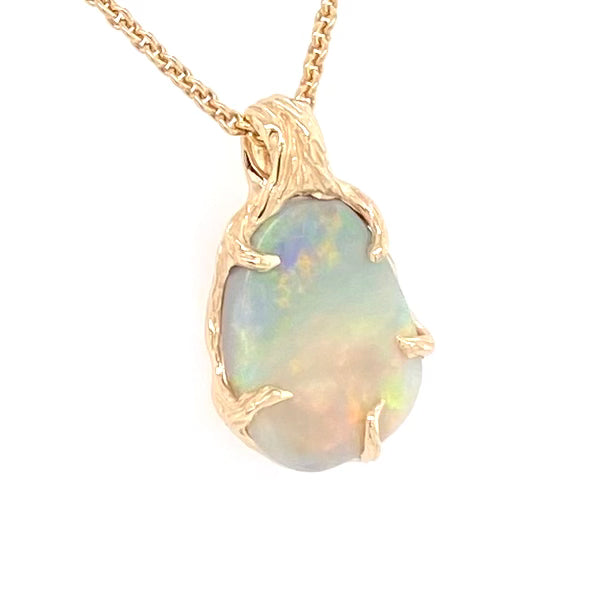 Vedhæng med en ægte solid crystal opal fra vores egen mine i Lightning Ridge, Australien. Indfattet i 14 karat rustikt guld. De krogede rustikke grene af 14 karat guld holder opalen på plads. Opalen vejer 3,20 ct., og har N7 bodytone.