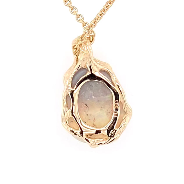 Vedhæng med en ægte solid crystal opal fra vores egen mine i Lightning Ridge, Australien. Indfattet i 14 karat rustikt guld. De krogede rustikke grene af 14 karat guld holder opalen på plads. Opalen vejer 3,20 ct., og har N7 bodytone.