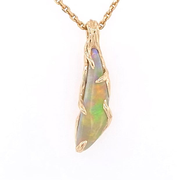 Vedhæng med en ægte solid crystal opal fra vores egen mine i Lightning Ridge, Australien. Indfattet i 14 karat rustikt guld. De krogede rustikke grene af 14 karat guld holder opalen på plads. Opalen vejer 1,12 ct.