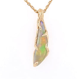 Vedhæng med en ægte solid crystal opal fra vores egen mine i Lightning Ridge, Australien. Indfattet i 14 karat rustikt guld. De krogede rustikke grene af 14 karat guld holder opalen på plads. Opalen vejer 1,12 ct.