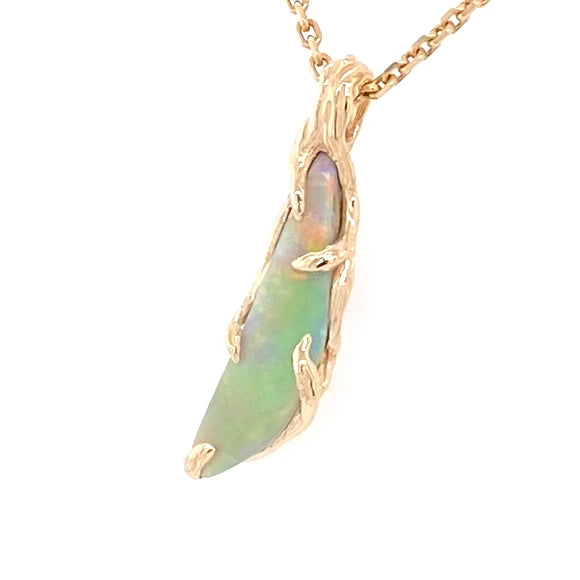 Vedhæng med en ægte solid crystal opal fra vores egen mine i Lightning Ridge, Australien. Indfattet i 14 karat rustikt guld. De krogede rustikke grene af 14 karat guld holder opalen på plads. Opalen vejer 1,12 ct.