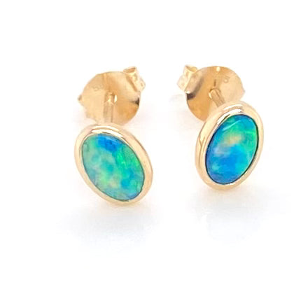 Ørestikker med ægte solide crystal opaler fra Australien indfattet i 14 karat guld.