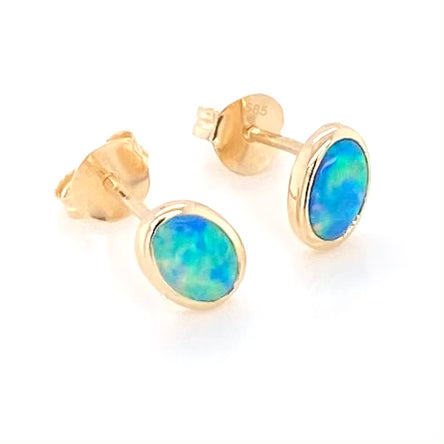 Ørestikker med ægte solide crystal opaler fra Australien indfattet i 14 karat guld.