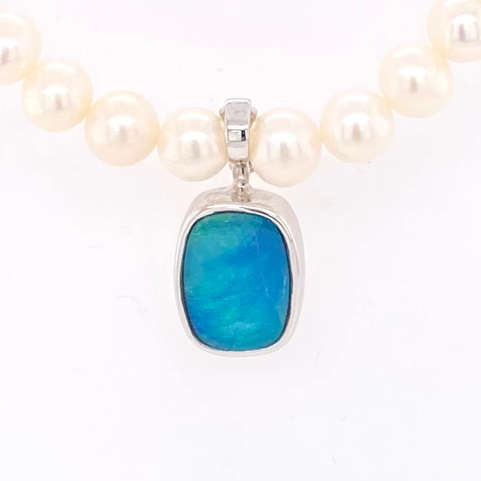 Vedhæng med en ægte doublet opal fra Australien, indfattet i sterling sølv. Vedhænget er lavet som en clips, da den er beregnet til at clipse på en perlekæde.