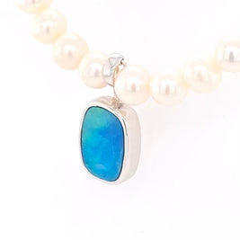 Vedhæng med en ægte doublet opal fra Australien, indfattet i sterling sølv. Vedhænget er lavet som en clips, da den er beregnet til at clipse på en perlekæde.