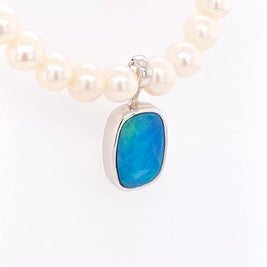 Vedhæng med en ægte doublet opal fra Australien, indfattet i sterling sølv. Vedhænget er lavet som en clips, da den er beregnet til at clipse på en perlekæde.