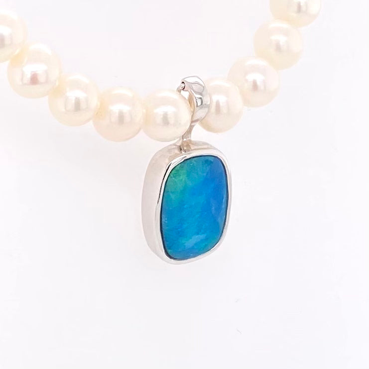 Vedhæng med en ægte doublet opal fra Australien, indfattet i sterling sølv. Vedhænget er lavet som en clips, da den er beregnet til at clipse på en perlekæde.