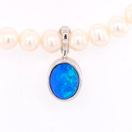 Vedhæng med en ægte doublet opal fra Australien, indfattet i sterling sølv. Vedhænget er lavet som en clips, da den er beregnet til at clipse på en perlekæde.