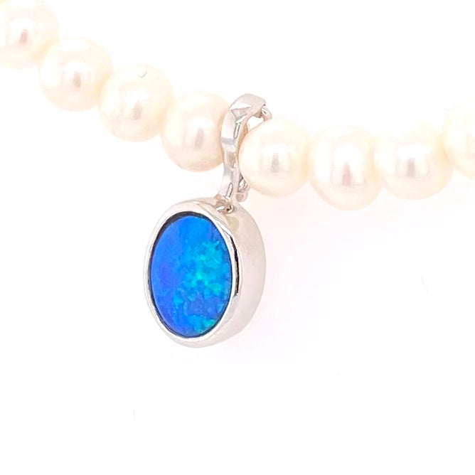 Vedhæng med en ægte doublet opal fra Australien, indfattet i sterling sølv. Vedhænget er lavet som en clips, da den er beregnet til at clipse på en perlekæde.