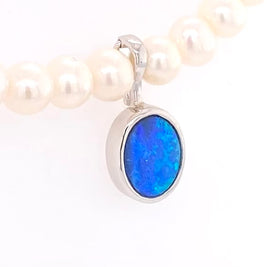 Vedhæng med en ægte doublet opal fra Australien, indfattet i sterling sølv. Vedhænget er lavet som en clips, da den er beregnet til at clipse på en perlekæde.