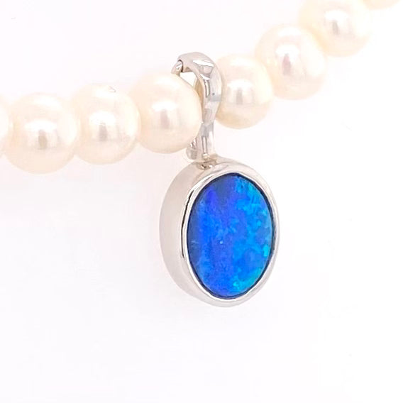 Vedhæng med en ægte doublet opal fra Australien, indfattet i sterling sølv. Vedhænget er lavet som en clips, da den er beregnet til at clipse på en perlekæde.