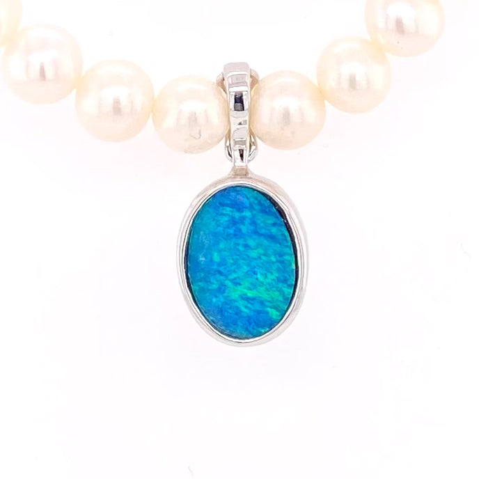 Vedhæng med en ægte doublet opal fra Australien, indfattet i sterling sølv. Vedhænget er lavet som en clips, da den er beregnet til at clipse på en perlekæde.