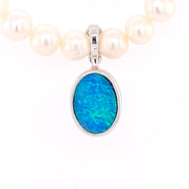 Vedhæng med en ægte doublet opal fra Australien, indfattet i sterling sølv. Vedhænget er lavet som en clips, da den er beregnet til at clipse på en perlekæde.