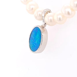 Vedhæng med en ægte doublet opal fra Australien, indfattet i sterling sølv. Vedhænget er lavet som en clips, da den er beregnet til at clipse på en perlekæde.