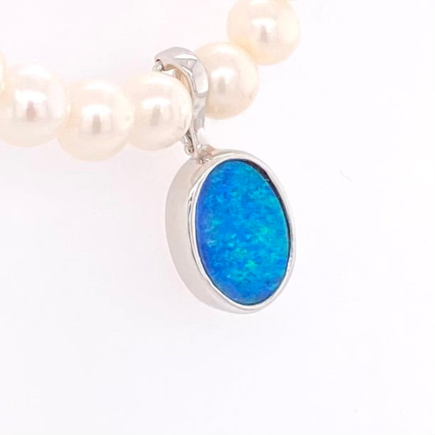Vedhæng med en ægte doublet opal fra Australien, indfattet i sterling sølv. Vedhænget er lavet som en clips, da den er beregnet til at clipse på en perlekæde.