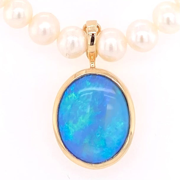 Vedhæng med en ægte solid crystal opal fra Australien, indfattet i 14 karat guld. Vedhænget er lavet som en clips, da den er beregnet til at clipse på en perlekæde. Vedhænget vejer 7,64 ct.